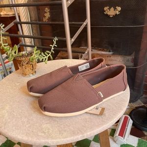 Womens Toms shoes size 6